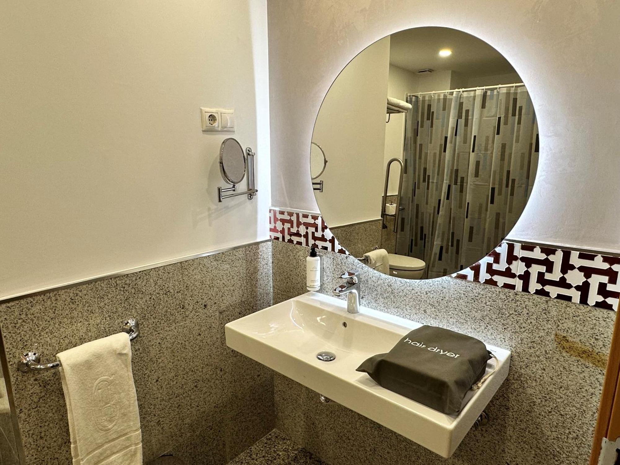 Habitación con cama extragrande y ducha a ras de suelo - Adaptada para personas con movilidad reducida