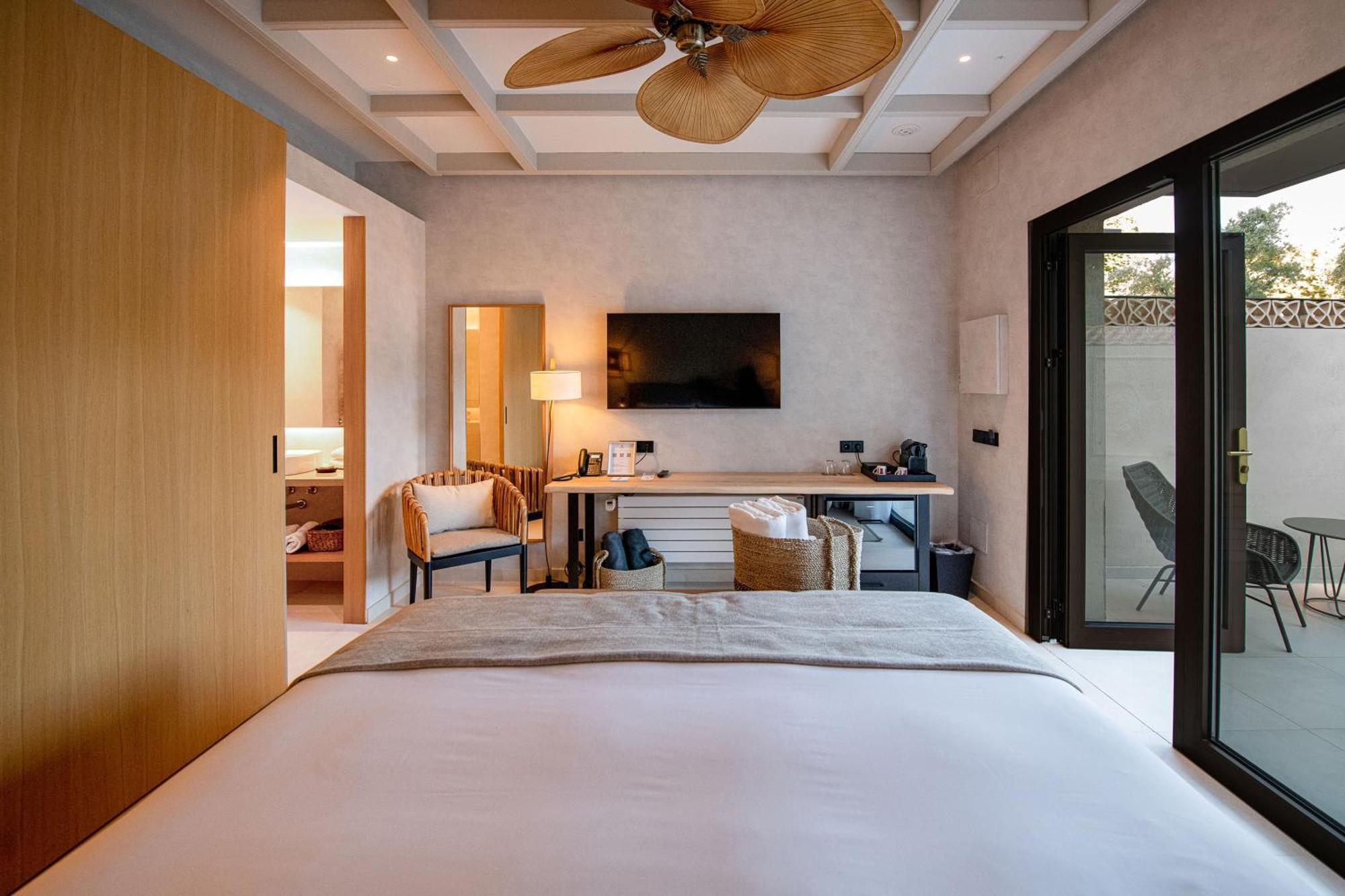 Habitación con cama grande y vistas al jardín
